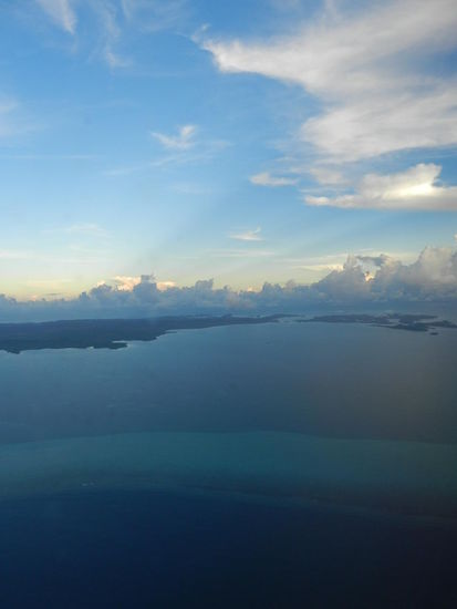 Die ersten kleinen, grünen Inseln Palaus kurz vor der Dämmerung