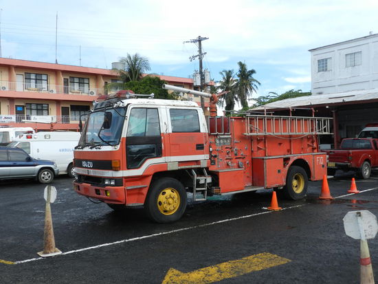 Gut gemeint und schlecht gemacht - internationaler Fahrzeugschrott steht vor der Feuerwache und wartet darauf, vor Rost zu zerfallen.