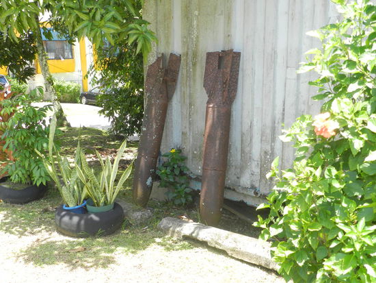 Bomben als Gartenschmuck