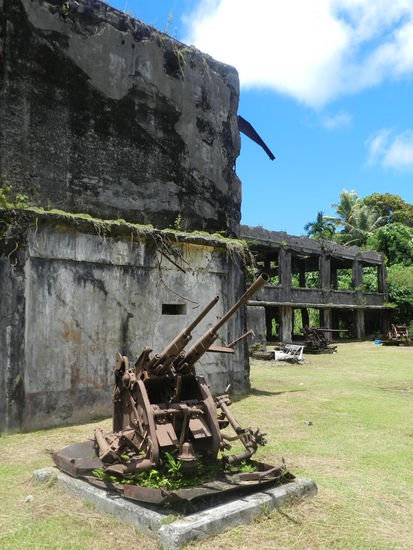 Zwillingsflak vor dem japanischen Befehlsstand auf der Insel Airai