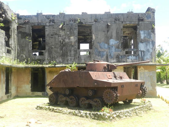 Auch zwei alte, zerschossene Panzerwracks stehen an der Ruine
