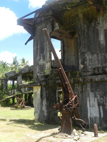 Durch massiven Bombenbewurf ist von dem japanischen Befehlsstand nur noch eine halbzusammengefallene Ruine übrig.