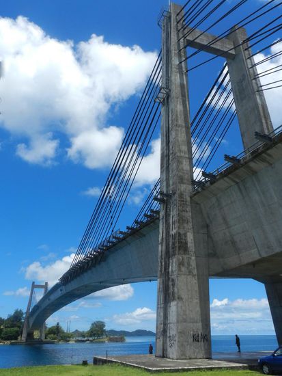 Die japanisch-palauische Freundschaftsbrücke - erst wenige Jahre alt - ersetzt einen koreanischen Brückenbau, der nicht lange hielt und zusammenfiel; sie verbindet Airai mit Koror