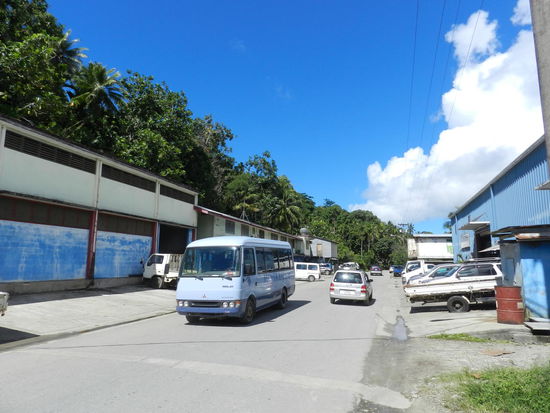 ... und überwiegend Betonbauten und zu Wohnhütten umgebaute Transportcontainer prägen das Ortsbild Colonias