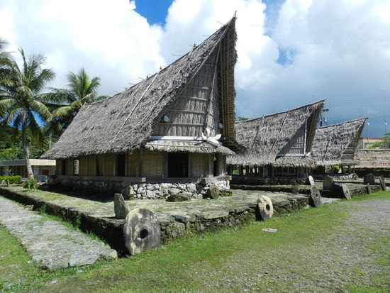Wunderschöne Langhäuser (Bais) und Steingeld wurde im living-history-museum in der Ortsmitte auf Beschluss der Dorfältestenversammlung zusammengestellt