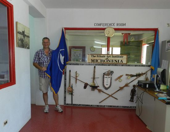 Im visitor´s-center gibt es Informationen und eine kleine Ausstellung (und die Flagge des Teilstaates Yap)