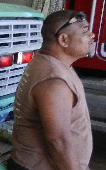 Hier mal einige Bilder von Einheimischen, er hier ist Feuerwehrmann ...