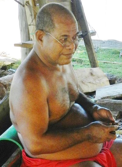 ... und er verdient sein Geld mit traditioneller Holzschnitzerei.