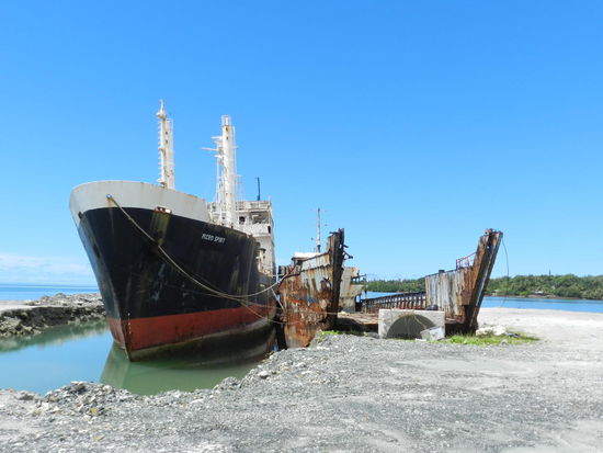 ... und den Schiffsfriedhof, etwas außerhalb des Hafens gelegen.