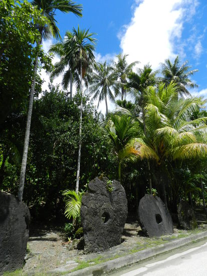 In unterschiedlichsten Größen und Stärken wurde das Steingeld hergestellt. Es stammt aus einem Steinbruch auf Palau und sein Wert ist abhängig davon, wie schwierig Herstellung und Transport per Kanu über den Pazifik waren.