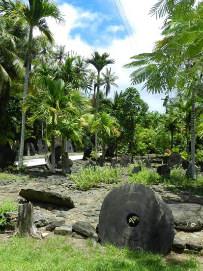 Neben den Steinmünzen gibt es auch noch Steintafeln, die dazu dienen, den Dorfältesten Wünsche und Aufträge zu übermitteln