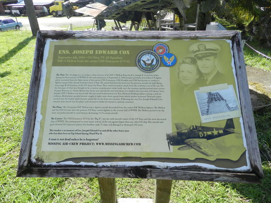 ... mit der dazugehörigen Memorialtafel, die zur Person und zum Absturz berichtet