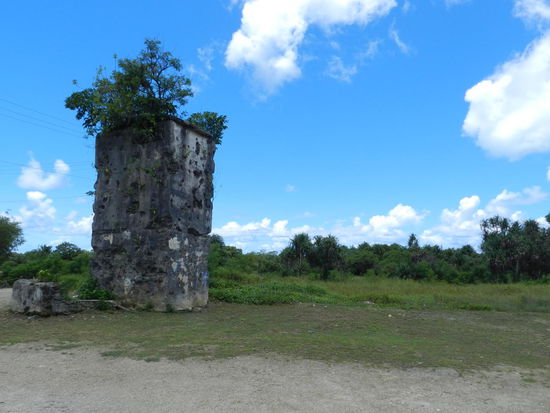 Der noch "erhaltene" Turm der deutschen Funkstation aus der Kolonialzeit auf dem Gelände des Yapcolleges in Colonia.
