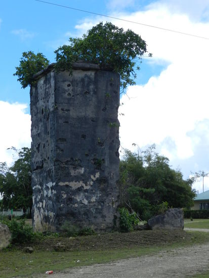 ... hier noch einmal aus anderer Perspektive, rechts daneben die Ruine des ehemaligen zweiten Turmes