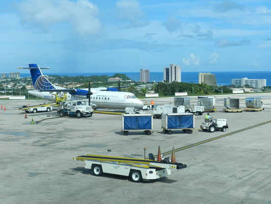 Die United-ATR 42 auf dem Flughafen von Guam