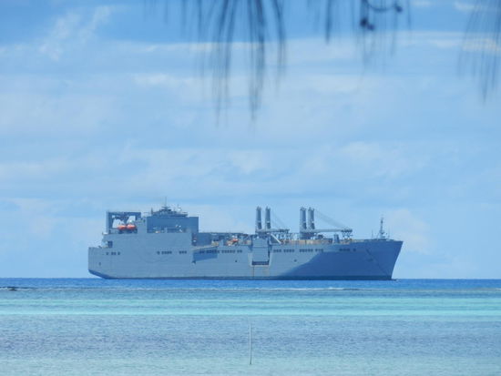 US-Truppenversorger außerhalb der Riffkette auf Reede