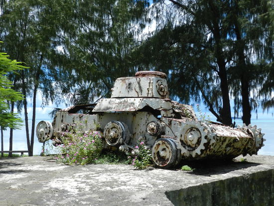 Japanischer Panzer und Bunker am Straßenrand