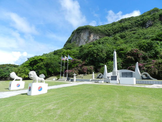 Zwischen dem Banzaicliff und dem Suicidecliff befinden sich Gedenkstätten der Koreaner, der Okinawer, der Japaner und der Amerikaner.