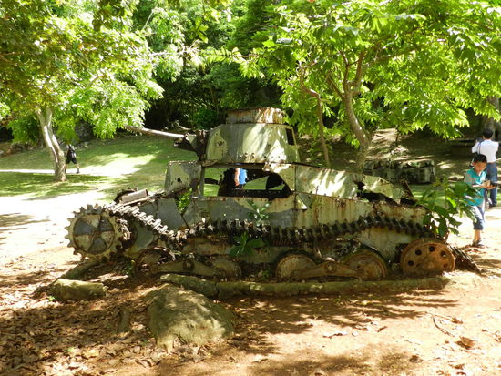 Vor dem Kommandoposten steht dieses japanische Panzerwrack