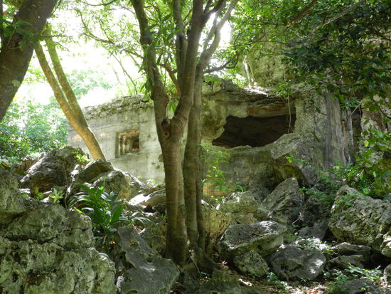 Der japanische Kommandoposten von der Bergseite aus gesehen