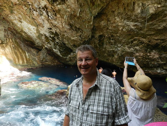 Man kommt ganz schön ans Schwitzen, wenn man die steilen Stufen zur Grotte hinunterklettert