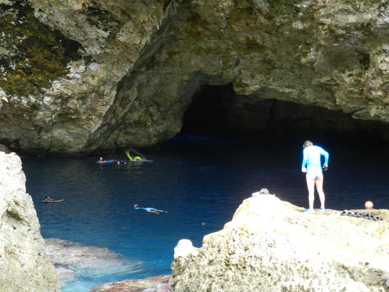 Der Anblick lohnt sich aber. Taucher und Schnorchler bevölkern die Grotte