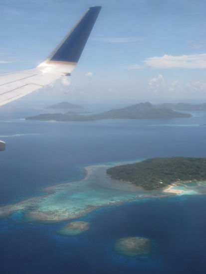 So sieht Mikronesien von oben aus, türkisgrün-blaues Meer, dazwischen grüne Tupfer