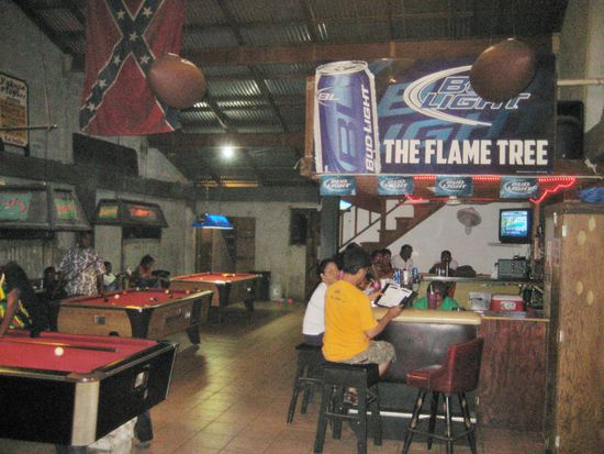 In der Bar des Flametree Backpackers, die Dorfkneipenfunktion hat