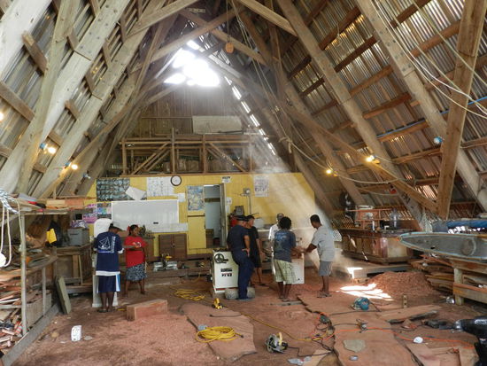 Ein Beschäftigungsprojekt (finanziert von der EU) fördert den traditionellen Kanubau