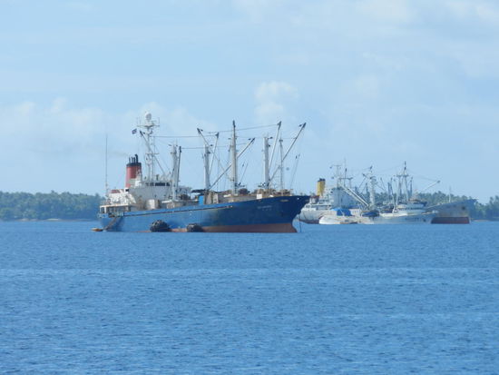 Frachter liegen auf Reede in der Lagune
