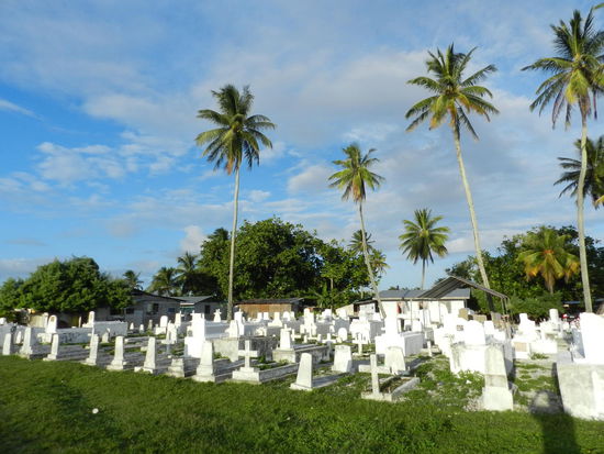 Immer wieder finden sich zwischen den Häusern kleine oder größere Friedhöfe