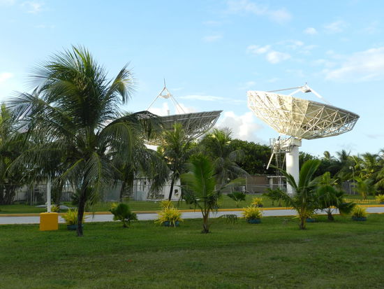 Mehrere Satellitenstationen auf dem Atoll stellen die Telekommunikation sicher