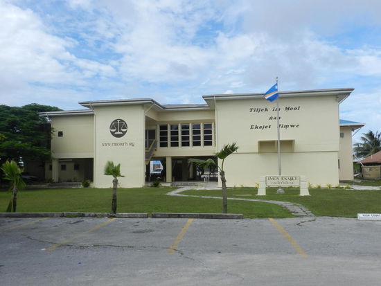 Das Gerichtsgebäude; einer UN-Untersuchung nach ist es auf den Marshall-Inseln im internationalen Vergleich am schwierigsten auf der Welt, seine Ansprüche gegen Dritte durchzusetzen