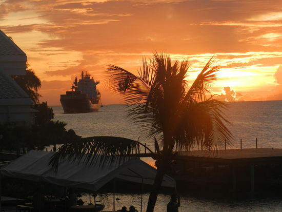 Sonnenuntergang mit einlaufendem Frachter, von meinem Hotelbalkon aus beobachtet