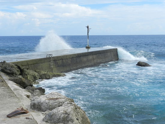 Es gibt eine Brücke, die die schmalste Stelle des Atolls verbindet; sie ist durch diese Mole geschützt