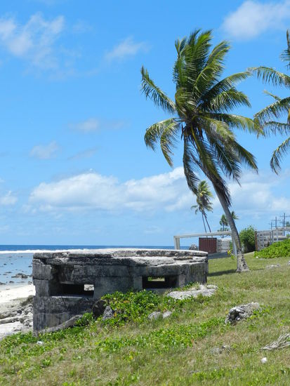 Rund um die Insel sind am Strand noch Reste japanischer Bunker zu sehen