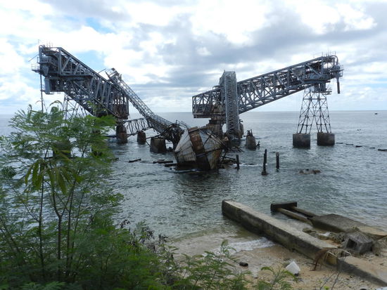 Der "cantilever", die Förderanlage für Phosphatverladung, wie sie im Dezember 1940 von der deutschen Kriegsmarine zerschossen wurde.