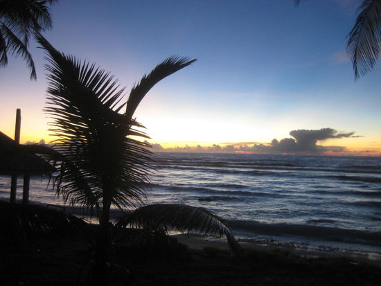 Morgens um 6 ist die Welt noch in Ordnung .... Um 6.00 Uhr morgens startete die Insel-Republik-Umrundung, uns erwartete ein herrlicher Sonnenaufgang bei angenehmer Frische