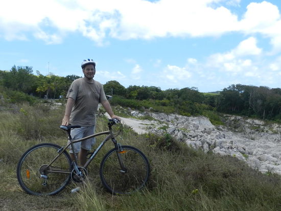 Meine andere Hotelnachbarin Sue lieh mir ihr Fahrrad, mit dem ich 2 Tage über die Insel fuhr, hier im Phosphattagebaugebiet
