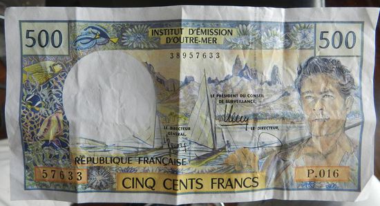 ... und es gibt ihn doch noch, den französischen Franc. In dem überformatigen und dünnen, knisternden Papier, wie ich ihn von früheren Frankreichbesuchen vor der Eurozeit her kannte. Allerdings ist dieser XPF nur in den französischen Überseegebieten der Südsee gültig.
