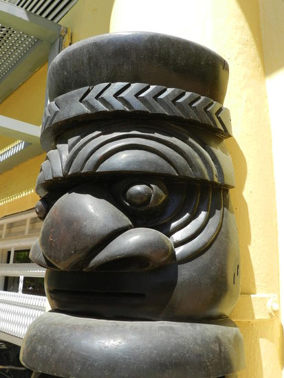 Mit herrlich geschnitzten Figuren schützten dir Ureinwohner Neukaledoniens ihre Behausungen vor Ungemach - hier allerdings ein neues Imitat vor dem Touristoffice