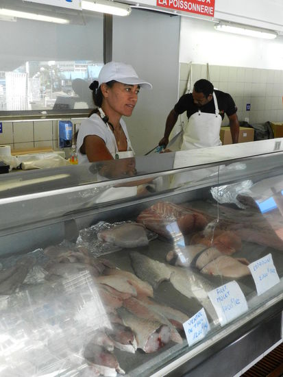 Frisch gefangenen Fisch gab es auf dem Markt neben der Marina
