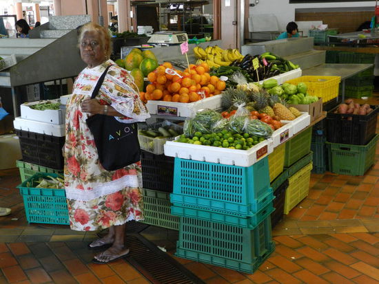 Aber auch frisches Obst und Gemüse erfreut Käufer wie Touristen