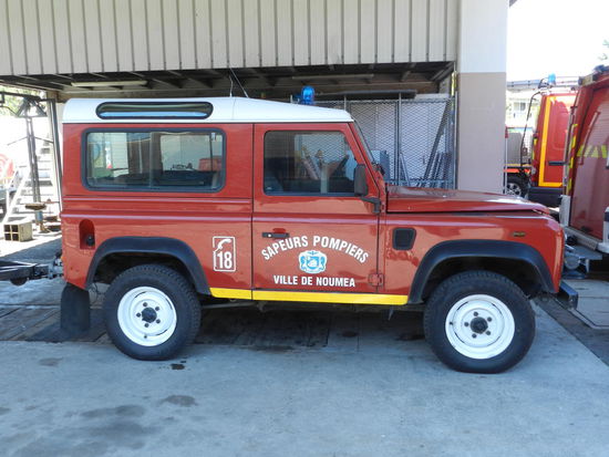 Ein seltenes Bild: ein britischer Landrover bei einer französischen Feuerwehr