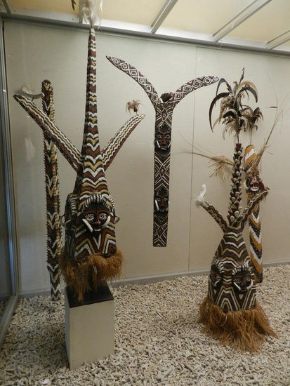 Imposante Masken sowie Kopf- und Körperschmuck werden ausgestellt