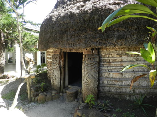 Hier der Eingang mit den geschnitzten Holzpfosten