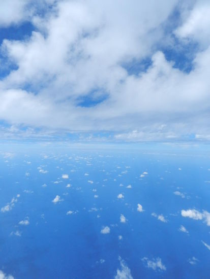 Anflug auf Fiji - Wolkentupfer über der Südsee