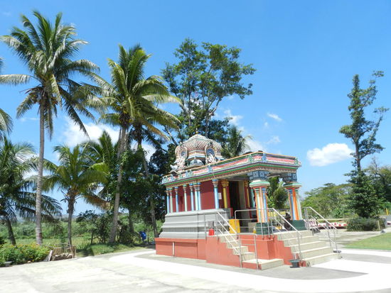 Weitläufig erstreckt sich der farbenfrohe Tempel