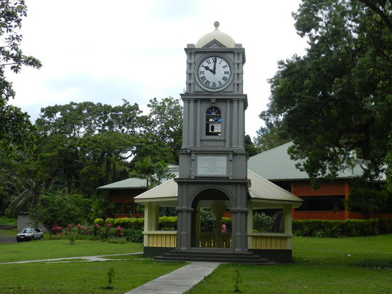Uhrenturm im botanischen Garten vor dem Fiji-Museum
