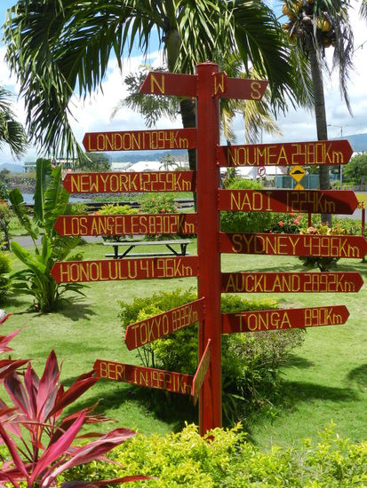 Ein Wegweiser mit KM-Angaben. Berlin 19221 km